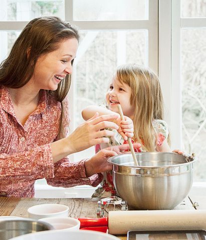 <p>Dai <b>3 anni</b> i <b>bambini</b> sono pronti a una partecipazione più attiva in <b>cucina</b>! Devi lavare la verdura? Riempi il lavandino e fatti aiutare a immergere le foglie, smuovere l'acqua, cambiarla... un'attività che i bambini adorano!</p><p>Anche mettere le <i>"manine in pasta"</i> li fa <b>felici</b>: se fai il <b>pane</b> o la <a href="https://www.donnamoderna.com/mamme/Bambini/ricette-con-bambini-pizza" rel="nofollow" target="_self"><b>pizza</b></a> in casa fatti aiutare a impastare o a stendere l'impasto. Anche a versare il pomodoro sulla pizza o distribuire la mozzarella. A quest'età i bambini possono anche usare le formine per i <b>biscotti </b>con grande soddisfazione! Devi mescolare l'impasto della <a href="https://www.donnamoderna.com/mamme/Bambini/ricette-con-bambini-crostata" rel="nofollow" target="_self"><b>torta</b></a>? allo fare ai bambini!</p><p><i>Attenzione alla sicurezza</i>: a quest'età i bambini possono già mettersi in piedi su una sedia accanto a noi per arrivare al piano cucina. In questo caso ricordati che la spalliera della sedia deve essere ricolta verso il vuoto alle spalle del bambino. Inoltre tienilo a distanza dai fornelli accesi. E ricordati che anche strumenti apparentemente innocui come coltelli di plastica o stuzzicadenti in mano ai bambini possono diventare pericolosi. Quindi anche in questo caso vale la regola del non lasciarli mai soli in cucina!</p>