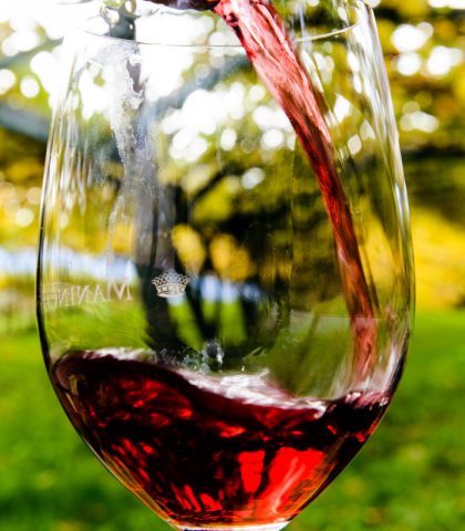 <p><b>Un bicchiere di vino al giorno</b></p><p>L'alcol, se si soffre di<b> diabete </b>o se si è in <b>sovrappeso</b>, andrebbe evitato. Se, ogni tanto, ci si vuol concedere un<b> <a href="https://www.donnamoderna.com/salute/vino-giovinezza-donne" target="_self" data-mce-href="https://www.donnamoderna.com/salute/vino-giovinezza-donne">bicchiere di vino</a></b> è opportuno tenere d'occhio le dosi concesse.</p><p>«Una moderata introduzione di <b>alcol</b>, fino a <b>10 g/die </b>per le donne (una porzione) e 20 g/die per gli uomini (due porzioni), è accettabile» specifica la dott.ssa Francesca Noli.</p><p>Chi soffre di diabete, infine, dovrebbe invece evitare del tutto bevande come i <b>cocktail</b> a base di superalcolici. Lo stesso discorso vale per i<b> mix analcolici</b>, ricchissimi di <b>zuccheri semplici </b>e di calorie vuote.</p>