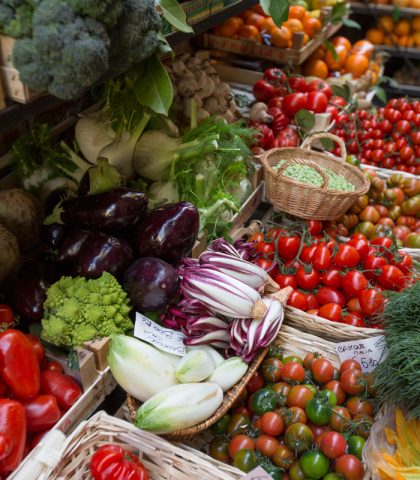 <p><b>Benefici colori</b></p><p><b>Frutta e verdura</b> non dovrebbero mai mancare all'interno di una dieta varia ed equilibrata. I <b>vegetali</b> assumono un ruolo di rilievo anche nell'alimentazione dei <b><a href="https://www.donnamoderna.com/salute/cereali-integrali-cura-diabete" target="_self" data-mce-href="https://www.donnamoderna.com/salute/cereali-integrali-cura-diabete">diabetici</a></b> poiché aiutano a controllare l<b>'assorbimento degli zuccheri </b>nel sangue. L'ideale è consumare<b> cinque porzioni di vegetali </b>al giorno, variando il più possibile "colore" e tipologia.</p><p>Per quanto riguarda le <b>verdure</b>, queste non dovrebbero mai mancare all'interno di<b> ciascun pasto </b>(sia a pranzo sia a cena). «Frutta e verdura sono benefiche per chi soffre di <b>diabete</b>. La<b><a href="https://www.donnamoderna.com/salute/dieta-macrobiotica" target="_self" data-mce-href="https://www.donnamoderna.com/salute/dieta-macrobiotica"> fibra</a></b>, infatti, tiene sotto controllo i valori di glucosio, aumenta il livello di <b>sazietà </b>e aiuta, così, a tornare al <b>peso forma</b>» specifica l'esperta. «Il sovrappeso, infatti, spesso si associa al diabete. Diciamo che chi è sovrappeso oppure <b>obeso</b>, ha maggiori probabilità di soffrire di diabete» conclude la dott.ssa Noli.</p>