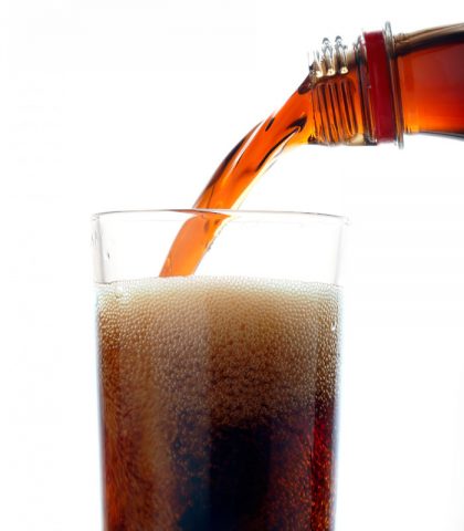 <p><b>Attenta a ciò che bevi</b></p><p>Non solo cibo, se bisogna tenere sotto controllo la<b> glicemia</b> è necessario fare attenzione anche a ciò che si<b> beve</b>. Per esempio, chi soffre d<b>i diabete</b> dovrebbe evitare il consumo di <b><a href="https://www.donnamoderna.com/salute/diabete-otto-cucchiaini-zucchero-al-giorno" target="_self">bevande zuccherate</a></b>, quali: cola, aranciate, gazzose, <b>succhi di frutta</b> e cocktail vari.</p><p>Si tratta, infatti, di vere e proprie <b>"bombe zuccherine</b>" che innalzano rapidamente la glicemia. «Inoltre, le bevande zuccherate apportano le <b>calorie</b> cosiddette <b>"vuote"</b>, cioè prive di <b>nutrimento</b>» afferma la dott.ssa Francesca Noli.</p><p>Attenzione anche allo<b> zucchero nascosto</b> e ben camuffato: contenuto, ad esempio, in <b>frutta sciroppata </b>e snack dolci. </p>