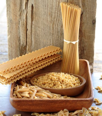 <p><b>Pane e pasta integrali</b></p><p>Chi soffre di <b>diabete</b> dovrebbe prediligere i carboidrati <b>complessi</b>, contenuti nei<b> cereali </b>preferibilmente <b><a href="https://www.donnamoderna.com/cucina/ricetta/integrale-benessere" target="_self">integrali</a></b><a href="https://www.donnamoderna.com/cucina/ricetta/integrale-benessere" id="__mce_tmp" target="_self">.</a></p><p>Quindi, via libera a pasta o<b> riso integrale </b>conditi con verdure e legumi, irrorati con un filo di olio EVO a crudo. Primi piatti a base di cereali integrali, arricchiti con sughi di <b>verdure</b>, garantiscono un ottimo apporto di<b> fibre</b>, con benefiche ripercussioni sulla salute (glucosio e grassi sotto controllo, maggior sazietà).</p><p>«La <b><a href="https://www.donnamoderna.com/salute/dieta-mediterranea-sana" target="_self">dieta mediterranea</a> </b>(ricca di frutta, verdura,<b> pesce</b> e cereali integrali) si rende quindi adatta anche all'alimentazione del diabetico» specifica la dott.ssa Noli.</p><p>Non solo pasta, pane e riso integrali: per variare la<b> dieta</b>, si possono alternare appaganti pastasciutte a gustosi piatti unici a base di <b>cereali e legumi</b> come, ad esempio, <b>kamut </b>e lenticchie o, ancora, <b>cous cous di farro</b>, piselli e verdure.</p>