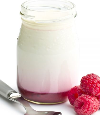 <p><b>Proteine, minerali, fermenti e vitamine</b></p><p>Un'ottima alternativa alle <b>merendine</b> e al pane, è lo <b>yogurt goloso.</b> In commercio, si trovano yogurt specifici per bambini: con cereali,<b> frutta fresca,</b> frutta secca e cioccolato. Ma anche in casa è possibile preparare golose<b> coppe di yogurt </b>in pochi minuti.</p><p>Infatti, è sufficiente disporre in un <b>bicchiere</b> strati di yogurt bianco,<b> miele</b> e frutta fresca. Tra le tipologie di frutta più apprezzate dai bambini, e adatte a questa merenda, vi sono: <b>banana</b>, fragole, lamponi,<b> pesche</b>.</p><p>L'<b>apporto nutrizionale </b>di questo spuntino è equilibrato e salutare: <b>proteine</b>, calcio, <b>potassio</b>, vitamina C e <b><a href="https://www.donnamoderna.com/mamme/Bambini/probiotici" target="_self">fermenti</a></b> dello yogurt. Per i bimbi <b><a href="https://www.donnamoderna.com/salute/intolleranza-al-latte" target="_self">intolleranti al lattosio</a>,</b> si possono scegliere gli <b>yogurt specifici</b> ormai venduti ovunque nella grande distribuzione.</p>