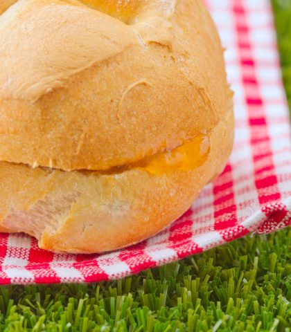 <p><b>Un classico rivisitato </b></p><p>Non tutti i bambini apprezzano il <b>dolce</b>: ci sono, infatti, anche bimbi che a merenda richiedono solo <b>snack salati </b>come patatine e pizzette. Un'alternativa a questi cibi, ricchi di oli e sale, è il classico <b><a href="https://www.donnamoderna.com/mamme/Bambini/con-una-fetta-di-pane" target="_self">panino farcito</a>.</b></p><p>Innanzitutto, si parte dal <b>pane</b>: al primo posto, per la salute, troviamo la <b>varietà integrale</b> che però non piace a tutti i bambini. Un'alternativa è la classica <b>michetta</b>, con poca mollica e poco sale oppure, sempre per il basso contenuto di<b> sodio</b>, il <b>pane toscano</b>.</p><p>Come "companatico" si possono alternare: bresaola, prosciutto crudo magro,<b> caprino </b>e <b><a href="https://www.donnamoderna.com/salute/hummus-con-tahina" target="_self">hummus</a> di ceci </b>(si prepara frullando ceci già lessati, salsa tahina, olio e succo di limone, in pochi minuti con il mixer).</p>