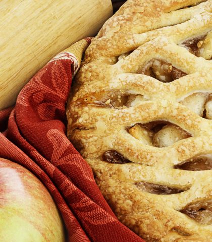 <p><b>La torta dei vasetti</b></p><p><b>Torta</b> fatta in casa? Sì, grazie! Si tratta di una<b> merenda</b> quasi senza eguali:<b> golosa</b> ma sana, può essere preparata scegliendo gli <b>ingredienti migliori </b>e trasportata facilmente in <b>contenitori </b>anche al parco, a scuola o come spuntino post-<b>attività sportiva</b>.</p><p>Inoltre, la torta fatta in casa è la merenda perfetta quando ci sono piccoli <b><a href="https://www.donnamoderna.com/cucina/allestire-tavola-compleanno-bimbi" target="_self">ospiti</a> </b>a studiare o giocare. Però se si è molto<b> impegnate</b>, è difficile dedicare tempo alla cucina: la soluzione arriva dalle<b> torte veloci</b>, ancora meglio se non c'è bisogno di pesare ogni ingrediente. Un esempio è la<b> torta allo yogurt e mele</b>, in cui si utilizza il <b>vasetto dello yogurt </b>come unità di misura.</p><p><b>Ingredienti </b>(per 4 persone): 1 vasetto di yogurt intero bianco o alla vaniglia, 3 vasetti di<b> farina </b>(meglio se mista 0 e integrale), 1 vasetto di <b>fecola</b>, 1 vasetto di <b>olio di semi di girasole </b>o di mais, 1 vasetto e mezzo di<b> zucchero mascobado</b> (integrale "vero"), 3 <b>uova</b>, 1 bustina di lievito e mele a piacere.</p><p><b>Preparazione</b>: miscela gli <b>ingredienti secchi</b> (farina, lievito, fecola) in una ciotola, in un'altra unisci lo<b> zucchero </b>ai tuorli, allo yogurt e all'olio. A parte, monta gli <b>albumi</b>. Quindi aggiungi agli ingredienti secchi quelli liquidi, le mele tagliate a pezzetti e, solo alla fine, gli albumi (questi ultimi <b>senza mescolare </b>ma inglobati). Versa, infine, in uno stampo di<b> silicone</b> e fai cuocere in forno a 170° per <b>40 minuti</b>.</p>