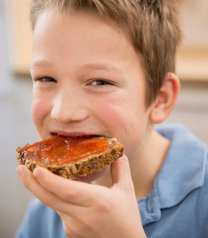 <p><b>Rapidissima e semplice</b></p><p><b>Pane e marmellata</b> è la <b><a href="https://www.donnamoderna.com/mamme/back-to-school/merende-sane-per-bambini" target="_self">soluzione-merenda</a></b> più classica e rapida da preparare. Però, proprio perché sono abituati alle <b>merendine </b>confezionate elaborate, i bambini spesso rifiutano questo tipo di <b>spuntino.</b></p><p> L'ideale è proporre loro un <b>pane</b> di ottima qualità e leggermente <b>tostato</b> (bastano pochi minuti nel tostapane): la<b> croccantezza </b>è molto apprezzata. Inoltre, il tipo di <b>confettura </b>va lasciato alla scelta del bambino:<a href="https://www.donnamoderna.com/cucina/dolci-facili-creativi/marmellata-fragole" target="_self"> <b>fragole</b></a>, ciliegie, albicocche...più è "classica" più è amata. E, se piace, si può anche spalmare un velo di <b>burro</b>.</p><p>Oltre alla marmellata o confettura, si possono proporre <b>miele </b>(di diversi tipi) e <b>creme di nocciola </b>sane (nocciole, cacao, olio di girasole). Un'ulteriore alternativa è il tradizionale, e ottimo, abbinamento <b>pane e cioccolato</b> (meglio ancora se fondente): molte <b>merendine</b> sono ispirate proprio a questo mix, perché quindi non tornare alle origini riducendo la lista degli <b>ingredienti</b> a farina, acqua, lievito e cioccolato fondente?</p>
