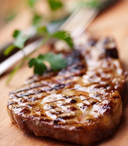 <p><b>Esempi di menu sgonfianti</b><br> <b>Lunedì</b><br> Pranzo<br> Uova sode con maionese<br> Hamburger con formaggio fresco magro<br>Fagiolini lessi</p><p><b>Cena</b><br> 1 pugno di gamberetti con maionese<br> Petto di pollo alla griglia<br> Insalata di pomodori<br> 1 yogurt<br> <b>Martedì</b><br> Pranzo<br> Bresaola o tacchino condita con aceto balsamico<br>Salmone crudo alla giapponese</p><p><b>Cena</b><br> Salmone affumicato<br> Frittata di asparagi<br> 1 yogurt magro<br><b> </b></p>