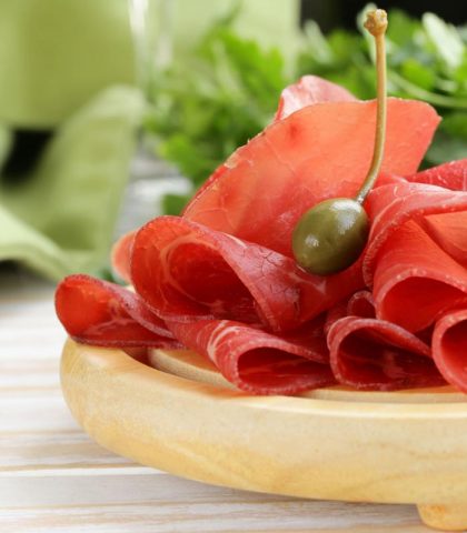 <p><b>Il trucco "dukaniano" da sapere </b></p><p><i>Mangiare freddo ogni volta che è possibile</i><br>«Quando mettete in bocca un alimento molto caldo, ne assimilate le calorie, ma assimilate anche, senza saperlo, il calore, equivalente a un supplemento di calorie che concorre al mantenimento della temperatura corporea intorno ai 37°» - dice Pierre Dukan. Una bistecca calda è quindi più calorica di una bistecca fredda. Perciò, nel momento in cui viene assorbita e per un breve istante, l'organismo cessa di bruciare le calorie per servirsi del calore fisico contenuto in questo alimento.</p><p>Al contrario, quando si consuma un alimento freddo, l'organismo non può utilizzarlo e lasciarlo passare nel sangue senza averlo prima portato alla temperatura interna del corpo. Questa operazione comporta non solo un maggiore consumo di calorie, ma contribuisce anche a rallentare la digestione e l'assimilazione, e di conseguenza il ritorno troppo rapido della sensazione di fame. <br></p>