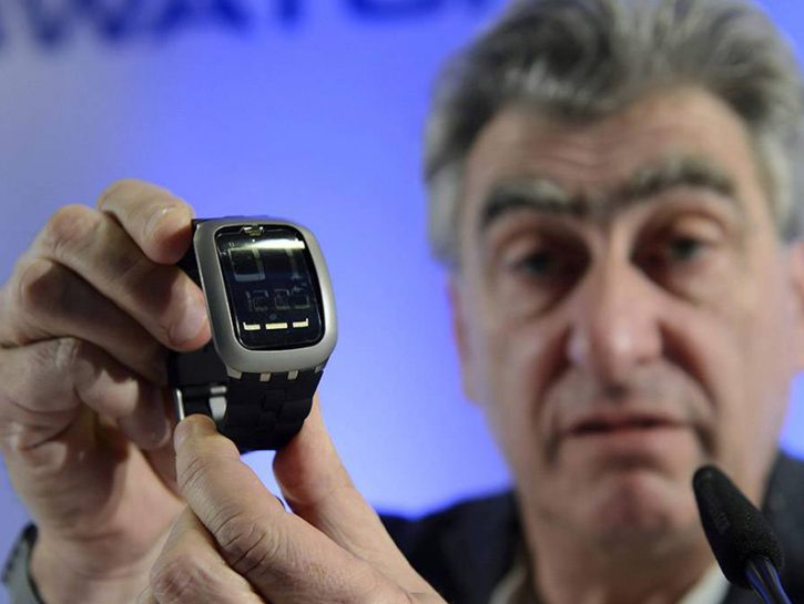 <p>La Swatch non poteva di certo restare a guardare. Ecco allora che il marchio svizzero lancia <b>Swatch Touch Zero One</b>, la sua versione intelligente dell'orologio di nuova generazione. A differenza degli altri, Satch ha dichiarato che il suo nuovo gioiello non intende entrare in competizione nel campo della telefonia e che dunque il suo smartwatch non sarà in grado di effettuare chiamate. <b>L'idea è di dedicarsi a un mercato di nicchia</b>, in particolare quello sportivo. I primi modelli, infatti, sono pensati per chi gioca a beach volley, con sensori in grado di fornire informazioni sull'intensità dello sforzo e la potenza della schiacciata. Lo stesso software, però, potrà essere utilizzato per altri sport. Il dispositivo uscirà in estate e il prezzo sarà di <b>circa 140 euro.</b></p>