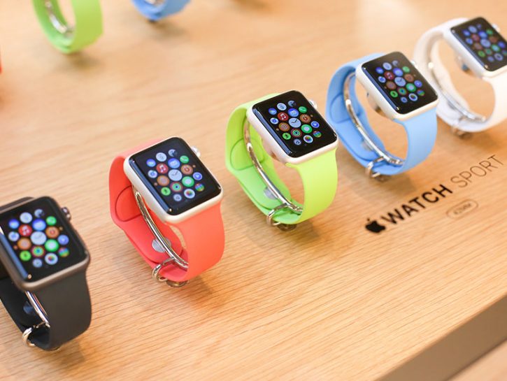 <p>Chiamarlo orologio è quasi un insulto. L'<b>Apple Watch</b> è un dispositivo in grado di fare qualsiasi cosa, dalle chiamate agli sms, passando per la lettura delle mail al GPS. L'ultimo arrivato del marchio della mela è in grado anche di svolgere la funzione di telecomando per impianti di illuminazione, antifurti, serrature automatiche. In più è anche in grado di riassumere in sé le principali funzionalità degli smartbend e quindi di monitorare il battito cardiaco, calcolare i passi e le calorie consumate in una giornata. Il costo cambia a seconda delle dimensioni dello schermo (da 42mm o da 38mm) e del modello (si può scegliere tra: cinturino in gomma, in acciaio o in oro rosa 18 carati). In generale si va <b>dai 399 ai 18mila euro</b>. L'uscita in Italia è prevista per la seconda metà di maggio.</p>