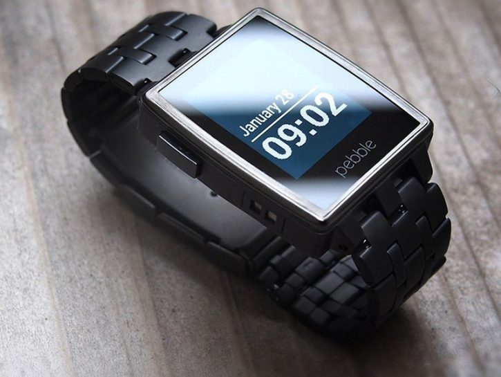 <p>In attesa dell'uscita dell'Apple Watch, il <b>Pebble Steel </b>è stato lo smartwatch più desiderato del 2014. Il nuovo modello è stato migliorato nelle funzioni e soprattutto nell'estetica. Il dispositivo ha l’acceletrometro, il magnetometro per il riconoscimento gestuale e un sensore che, riconoscendo la luce dell’ambiente, cambia la risoluzione grafica per una migliore visualizzazione. Tra le caratteristiche un display Lcd da 144×168 pixel, connettività Bluetooth e un’autonomia di una settimana (che con gli ultimi aggiornamenti arriverebbe addirittura a tre). Il grande vantaggio è che è in grado di comunicare sia con smartphone Android che Apple. Il prezzo varia a seconda dei materiali, non superando - in genere - i <b>300 euro</b>.</p>