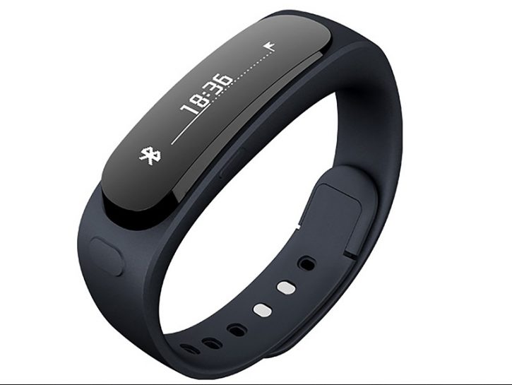 <p>Anche Huawei non resta a guardare e punta al settore degli smartbend con <b>Huawei Talkbend</b>. Il bracciale, leggero ed economico, oltre all'orologio e alle classiche funzioni per il fitness, come il calcolatore di passi e calorie, introduce un elemento innovativo: un auricolare bluetooth che permette anche di fare telefonate (da qui il nome Talk). A suo favore, inoltre, la compatibilità sia con Android che con iOs. E il prezzo: <b>99 euro</b>.</p>