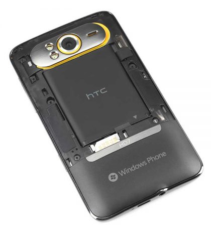 <p> <b>● Calcola i tempi:</b> per prima cosa, ripensa a quando hai comprato lo smartphone. Le batterie al litio perdono circa il 50 per cento della loro capacità in due anni.<br /> <b>● Metti alla prova la batteria:</b> se puoi toglierla dallo smartphone, guardala da vicino. Noti macchie verdi o bianche, oppure piccole sporgenze sulla superficie? È sicuramente il caso di cambiarla. Se non ci sono segni visivi evidenti, appoggiala su una superficie piatta e falla ruotare su se stessa: gira in modo irregolare? Potrebbe esserci un rigonfiamento al suo interno: anche in questo caso è il momento di sostituirla.<br /> <b>● Hai un telefono Android?</b> Scopri i suoi “segreti”: con il tasterino numerico componi *#*#4636#*#* per entrare in un menu interno che normalmente non è accessibile. Da qui clicca su “informazioni batteria” e guarda cosa c’è scritto alla voce “condizioni batteria”: se leggi “buono” o buon livello non hai da preoccuparti.<br /><b>● Hai un iPhone? Regolati così</b>: vai su Impostazioni/generali/utilizzo/utilizzo batteria. Troverai due voci, “tempo di utilizzo” e “tempo di stand by”. La prima dovrebbe risultare nettamente inferiore alla seconda. In caso contrario, la batteria potrebbe essere vicina alla sostituzione. Per conoscerne con precisione lo stato, però, devi rivolgerti a un Apple Store, perché, come sai, questo telefono non può essere aperto.</p>