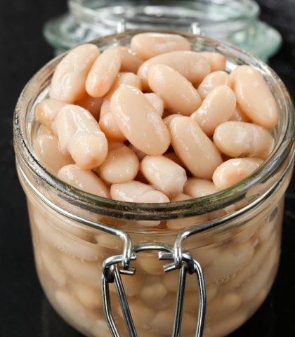 <p><b>Ferro verde</b></p><p>Il<b> pranzo</b> previsto dalla dieta del limone si giostra tra piatti di <b>insalate calde di legumi </b>(fagioli, lenticchie, ceci) e <b>zuppe di verdura</b> accompagnate da pane integrale e un po' di formaggio magro. Il tutto, condito con <b>succo di limone fresco.</b></p><p>Si tratta di pranzi salutari. Infatti, i legumi in sé sono una garanzia di benessere: grazie alle<b> fibre</b>, abbassano i livelli di <b><a href="https://www.donnamoderna.com/salute/dieta-colesterolo-alimentazione" target="_self">colesterolo</a></b> LDL, controllano la <b>glicemia</b> evitandone picchi e aiutano l'<b>intestino</b> a lavorare bene.</p><p>Inoltre, i legumi conditi con succo di limone fresco, sono fonti di <b>ferro vegetale assimilabile</b>. Se abbiniamo a lenticchie e cannellini, i <b>cereali integrali</b> otteniamo anche sane <a href="https://www.donnamoderna.com/salute/proteine-vegetali-proprieta-alimentazione" target="_self"><b>proteine veg</b>. </a></p>