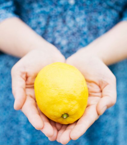 <p><b>Supercibo alcalino</b></p><p>Al di là della <b>dieta </b>e del <b>dimagrimento,</b> inserire il <b>succo di limone fresco </b>nella dieta quotidiana è sempre un<b>'ottima idea</b>. Infatti, si tratta di un frutto dalle molteplici <b>proprietà benefiche</b>: <b>disintossicante</b>, rinforzante del <b>sistema immunitario</b>, <b><a href="https://www.donnamoderna.com/salute/diete/dieta-alcalina" target="_self">alcalinizzante</a></b>.</p><p>Su quest'ultima proprietà, è bene soffermarsi poiché sono ancora in molti a credere che il limone sia un alimento <b>acido</b>. Tutt'altro, questo agrume è un cibo alcalino e, anzi, si rivela un toccasana in caso di <b><a href="https://www.donnamoderna.com/salute/dieta-alcalinizzante-cibi-alcalini" target="_self">acidosi</a>.</b> Il tradizionale consiglio beauty della<b> nonna </b> "un bicchiere di<b> acqua tiepida e limone</b> appena sveglie" resta uno dei capisaldi del<b> benessere</b>: aiuta il dimagrimento, annienta le <b>tossine</b>, migliora la funzionalità di<b> reni </b>e intestino.</p><p>In più, il limone è un frutto ricco di <b>vitamina C</b>, una vitamina "femminile" indispensabile sia per rinforzare il<b> sistema immunitario</b> sia come antinfiammatorio e protettivo di <b>microcircolo</b> e pareti venose.</p>