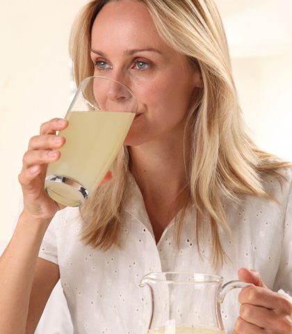 <p><b>La bevanda protagonista della dieta</b></p><p>La<b> dieta del limone</b> è prima di tutto un regime<b> ipocalorico</b> e, anche soltanto per questo motivo, ovviamente permette di <b>perdere peso</b>. Il suo "plus", però, è una<b> speciale limonata</b> da sorseggiare durante il giorno e dal gusto decisamente gradevole.</p><p>Per prepararla, occorre unire a<b> 30 cl di acqua</b>, due cucchiai di<b> succo di limone</b> fresco,<b> peperoncino di Cayenna</b> e due cucchiai di<b> sciroppo di acero</b>. Questa bevanda, a base di limone, agisce come<b> depurativo</b> e <b>rimineralizzante. </b></p><p>Ma analizziamone insieme gli <b>ingredienti.</b> Il <b>succo di limone</b> aiuta a disintossicare, stimola la <b>diuresi</b> grazie all'elevato contenuto di<b> potassio</b>, fornisce <b>vitamina C </b>(anche se, con il passare delle ore, questa va "indebolendosi" e diminuendo in concentrazione), protegge <b>mucose</b> e<b> pareti venose</b>.</p><p>Il <b>peperoncino di Cayenna</b>, come tutte le tipologie di peperoncini, contiene <b>capsaicina </b>e provoca<b> <a href="https://www.donnamoderna.com/salute/in-linea-con-lo-zenzero" target="_self">termogenesi</a></b>. Ciò significa che il peperoncino aiuta l'organismo a produrre <b>calore</b>, stimolando i<a href="https://www.donnamoderna.com/salute/metabolismo/metabolismo-lento-come-accelerarlo" target="_self">l <b>metabolismo </b></a>a bruciare di più. Infine, lo <b>sciroppo d'acero</b> rende la limonata "bevibile" grazie alla sua dolcezza e, al contempo,<b> rimineralizza l</b>'organismo provato dalla dieta.</p><p>Da bere durante tutta la giornata e, sempre,<b> al mattino a digiuno. </b></p>