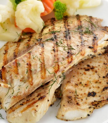 <p><b>Pesce superstar</b></p><p>La<b> dieta del limone </b>prevede <b>proteine </b>ogni giorno, ma scelte con cura. A essere presenti nel menu sono <b>pesce </b>(soprattutto salmone),<b> pollo</b> e formaggio magro in piccole quantità. Oltre, ovviamente, alle proteine vegetali dei legumi.</p><p>Il<a href="https://www.donnamoderna.com/salute/pesce-riduce-rischio-ictus" target="_self"> </a><b><a href="https://www.donnamoderna.com/salute/cibo-sano-omega-3-aggressivita-depressione" target="_self">pesce</a> </b>è protagonista di cene sfiziose ma anche di<b> pranzi veloci </b>e appagantI: costituiti, per esempio, da <b>pane integrale </b>con <b>salmone</b> affumicato. Perchè proprio il salmone e il pesce azzurro (sgombro, alici)? Perchè il pesce azzurro è sì <b>grasso</b>, ma si tratta di grassi "buoni": acidi grassi essenziali <b><a href="https://www.donnamoderna.com/salute/cibo-sano-omega-3-aggressivita-depressione" id="__mce_tmp" target="_self">Omega 3</a>,</b> che tengono sotto controllo<b> colesterolo </b>e<b> infiammazioni</b>. Una volta a settimana, sono previste anche le uova sotto forma di omelette.</p>