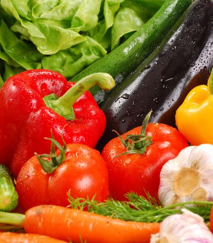 <p><b>A pranzo e cena</b></p><p>Il menu della<b> dieta del limone</b> è piuttosto <b>vario </b>e anche appagante, soprattutto dal punto di vista <b>cromatico.</b> Si a<b> pranzo</b> sia a <b>cena</b>, solitamente, sono presenti <b>verdure crude</b> o <b>cotte</b>. Dalle <b>insalate </b>ai misti di ortaggi, le verdure andrebbero comunque sempre inserite in abbondanza nell'<b>alimentazione quotidiana. </b></p><p>Con l'accortezza di v<b>ariare i colori</b> (per fare il pieno di diverse vitamine e <b>antiossidanti</b>) e di non utilizzare <b>cotture</b> "aggressive" (bollitura) o pesanti (fritture). Nella<b> dieta del limone</b>, l'insalata è accostata a pesce alla griglia mentre, per esempio, i mix di <b>verdure cotte</b> si accompagnano bene a pane integrale<b>, avena</b> e pasta, sempre<b> <a href="https://www.donnamoderna.com/cucina/ricetta/integrale-benessere" target="_self">integrale.</a></b></p><p>Sia la verdura sia i cereali integrali sono ricchi di <b>fibra</b> e aiutano il <b>dimagrimento</b>: le fibre aumentano il<b><a href="https://www.donnamoderna.com/salute/fame-nervosa2" target="_self"> senso di sazietà</a> </b>e appagamento, stimolando il corretto funzionamento dell'<b>intestino. </b></p>