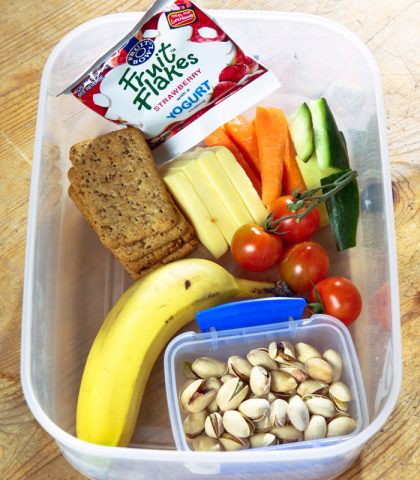 <p><b>La scuola, palestra di salute</b></p><p>I menu delle <b>mense scolastiche</b>, in questi ultimi anni, hanno subito una <b><a href="https://www.donnamoderna.com/mamme/alimentazione-bambini/pasto-divertente-come-fare" target="_self">trasformazione</a></b> in positivo. Rispetto a qualche tempo fa, infatti, vene maggiormente incentivato tra i bambini il consumo di<b> frutta e verdura</b>. Quindi, la varietà di vegetali aumenta (e con essi le<b> vitamine</b>) mentre diminuiscono formaggi e <b>carni rosse </b>o salumi.</p><p>Sull'onda di questo<b> trend positivo</b>, si può trasformare la <b><a href="https://www.donnamoderna.com/mamme/back-to-school/merende-sane-per-bambini" target="_self">merenda</a></b> di<b> metà mattina </b>in un <b>concentrato vitaminico</b>. Come? Unendo sapore e benessere: <b>macedonie </b>coloratissime (irrorate con <b>succo di limone</b>, così non anneriscono), <b>verdure crude</b> da sgranocchiare, frutta secca, spremute...Ormai, la maggior parte dei bambini, a scuola, riceve anche un'educazione di tipo<b> alimentare</b>, perciò i piccoli sono spesso più ferrati degli adulti sugli alimenti per loro benefici. Perciò, via libera a idee originali e super <b>vitaminiche</b>!</p>