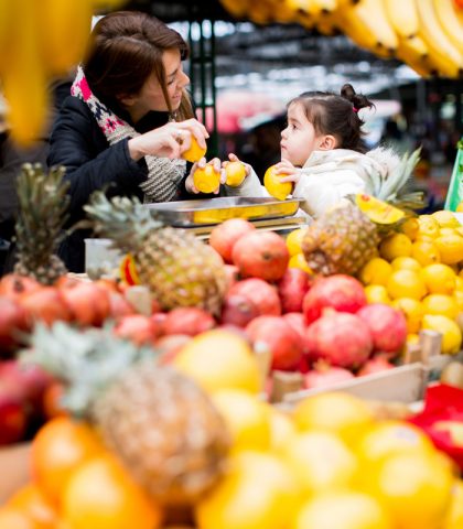 <p><b>Evviva il mercato</b></p><p>Le<b> linee guida </b>dei nutrizionisti parlano chiaro: ogni giorno si dovrebbero consumare <b>cinque porzioni </b>di vegetali (tra frutta e verdura), variando il più possibile il <b>colore.</b> A ogni tonalità, infatti, la natura ha associato una <b>particolare vitamina </b>(o più) dalle numerose proprietà benefiche.</p><p>Ma lo scoglio <b><a href="https://www.donnamoderna.com/cucina/ricetta/15-ricette-per-far-mangiare-la-verdura-ai-bambini" target="_self">"frutta e verdura"</a> </b>resta uno dei più complessi da arginare, soprattutto se si tratta di <b>ortaggi "verdi"</b>. Un'idea è avvicinare i bambini al cibo, facendo loro <b>toccare </b>ciò mangeranno e, soprattutto, lasciando loro la possibilità di <b>scegliere</b>. Per questo, è una buona soluzione fare<b> la spesa al mercato </b>insieme ai piccoli di casa, in mezzo a tante bancarelle colme di frutta e verdura <b>colorate. </b></p>