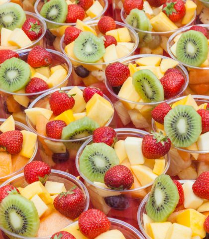 <p><b>Sistema immunitario forte con la vitamina C</b></p><p>La<b> vitamina C</b> è preziosa, anche per la <b>salute dei bambini</b>. Infatti, non solo stimola il buon funzionamento del<b><a href="https://www.donnamoderna.com/salute/speciale-influenza/sistema-immunitario" target="_self"> sistema immunitario</a></b>, ma questa vitamina agisce anche da<b> antinfiammatorio </b>e protegge le<b> mucose</b> (per esempio, della bocca) da batteri e virus.</p><p>Dove si trova la <b>vitamina C</b>? In molti frutti amati dai <b>bambini</b>: le<b> fragole</b>, per esempio, ne contengono davvero moltissima e sono apprezzate da quasi tutti i bimbi. Poi i<b> kiwi</b> e le<b> arance</b>. La <b>macedonia</b>, per esempio, diventa un'ottima soluzione per fare il pieno di<b> vitamina C </b>con golosità: kiwi, fragole, mirtilli, mandarino e una<b> spruzzata di limon</b>e. Ottima a <b>merenda</b> ma anche per le <a href="https://www.donnamoderna.com/mamme/alimentazione-bambini/idee-colazione-bambini" target="_self"><b>colazioni</b> </a>estive, quando il caldo toglie l'appetito.</p>