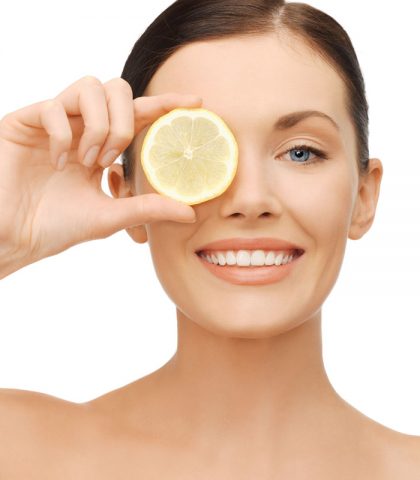 <p>Le <a href="https://www.donnamoderna.com/mamme/tornare-in-forma-gravidanza/dieta" target="_self"><b>diete</b> </a>di tendenza sono talmente numerose e spesso, diciamolo, così <b>strampalate</b> da farci perdere tra dubbi e perplessità varie. Tra <b>i regimi "lampo"</b> più seguiti, troviamo la <b>dieta del limone</b>.</p><p>Si tratta di uno schema alimentare<b> ipocalorico</b>, che si basa sulle <b>proprietà disintossicanti </b>e drenanti di questo <b>frutto. </b>La durata della dieta è di <b>7 giorni</b> durante i quali si possono perdere<b> fino a 3 kg</b>.</p><p>Gli alimenti concessi sono sostanzialmente: <a href="https://www.donnamoderna.com/salute/frutta-succo-salute-bellezza" target="_self"><b>frutta</b>,</a><b> proteine magre</b> di pesce e carne<b>, legumi</b>, cereali integrali e <b>verdure</b>. Inoltre, durante la giornata va sorseggiata una <b>speciale limonata</b>...Una volta alla settimana, poi, sono previsti <b>due quadratini di cioccolato extra-fondente </b>e un piccolo gelato.</p><p>La dieta del limone non è adatta a essere protratta nel tempo, e va seguita in condizioni di<b> perfetta salute</b>, non in <b>gravidanza</b> né in <b>allattamento</b>. Un effetto sicuro di questa dieta? Un <b>profondo detox</b> per tutto l'organismo.</p>