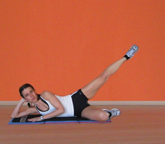 <p><b>Movimento</b></p><p> Inspirando stendere la gamba superiore parallela al terreno, espirando, sollevare lentamente la gamba, mantenere la posizione per qualche secondo e poi, inspirando, ritornare alla posizione di partenza.<br /> <br /><b>Ripetizioni</b></p><p> Iniziare con 2 serie da 20 ripetizioni ciascuna. Quando ci si sente pronti passare a 3x20 ed infine passare a 4x20. Ripetere con l'altra gamba.<br /> <br />Guarda anche gli esercizi per <a href="https://www.donnamoderna.com/starbene/rimettersi-in-forma/fitness-esercizi-braccia-spalle/" target="_self">le braccia</a> e <a href="https://www.donnamoderna.com/starbene/rimettersi-in-forma/esercizi-addominali" target="_self">gli addominali</a></p>