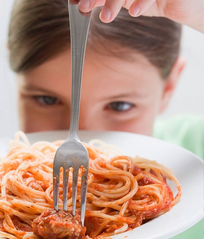 <p>La classica ricetta del <b>ragù con le polpette</b>: un piatto molto amato dai bambini che potranno fare insieme a voi già dai <b>3-4 anni d'età</b>. Vi spieghiamo la ricetta passo passo e come potete farvi aiutare dai piccoli. Perché un'incombenza domestica può trasformarsi in <b>tempo di qualità</b> da trascorrere con i vostri bimbi.</p>