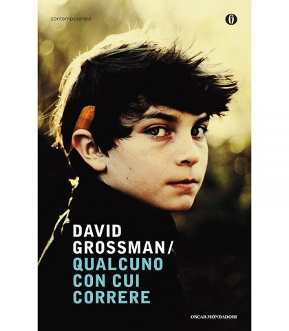 <p>"Ho un talento particolare per le situazioni impossibili. Tutti hanno talento per qualcosa". <b><a href="http://www.mondadoristore.it/Qualcuno-con-cui-correre-David-Grossman/eai978880458251/?utm_source=donnamoderna&utm_medium=referral&utm_campaign=partnership" target="_blank">Qualcuno con cui correre</a></b> di David Grossman è un romanzo da leggere tutto d'un fiato. <b>Tamar</b> è una ragazza esile ma forte e coraggiosa, che non ha paura di entrare in un inferno urbano per salvare suo fratello. Leggendo si cresce con lei e s'impara a considerare con occhi diversi un pezzo di mondo che troppo spesso rimane invisibile.</p>