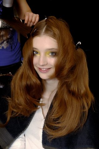 <p>Non sono rari i casi di donne che portano i capelli lunghi da svariati anni: alcune giurano di non esserseli mai tagliati dall'infanzia, altre dall'età adolescenziale, altre ancora ammettono di pensare con fatica al fatto di doverli <b>accorciare</b>, seppure di qualche centimetro. Nel linguaggio psicologico, la<b> reticenza </b>a tagliarsi i capelli farebbe intuire una vera e propria<b> resistenza</b>, dunque. Perchè ci sono persone così reticenti a tagliarsi i capelli?</p><p>"Tagliare i capelli, nell'immaginario di molte donne, riguarda una sorta<b> perdita</b> (della bellezza così come di una parte di sè), ed equivale a <i><b>mettersi a nudo,</b></i> come se i capelli arricchissero sia la figura che la personalità - prosegue il Professore Pani - In effetti i capelli lunghi sono un <b>segno distintivo </b>non indifferente: tagliandoli si teme per esempio che alcuni difetti del viso possano essere più visibili: in altri termini venissero allo scoperto, anche se in realtà non c'è traccia di questi difetti fisici". È solo una <a href="https://www.donnamoderna.com/tag/percezione" target="_self">percezione</a> (magari errata di) sè.</p>