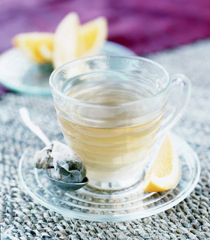 <p><b>● Con il succo di mela </b> Prepara una versione dissetante e rimineralizzante: fai scaldare 300 ml di acqua con 100 ml di succo di mela. E aggiungi mezzo limone.</p><p><b>● Con la bardana</b> Vuoi un effetto anticellulite? Porta a ebollizione 450 ml di acqua a cui avrai aggiunto due cucchiaini di radice secca di bardana, che ha proprietà drenanti. Dopo 5 minuti, spegni il fuoco e fai riposare altri 5 minuti. Filtra e conserva in frigo tutta la notte. Al mattino, utilizza l’infuso per preparare l’acqua e limone.</p><p><b>● Con la malva</b> Se soffri di bruciori di stomaco e temi che la bevanda possa peggiorare i sintomi, procedi con gradualità. Inizia con un cucchiaino di succo di limone e aumenta lentamente la dose. Poi utilizza al posto dell’acqua un infuso preparato con un cucchiaino di foglie e fiori di malva, da fare la sera prima e conservare in frigorifero. Questa pianta, grazie alle sue mucillagini, protegge le mucose dello stomaco e disinfiamma.</p>
