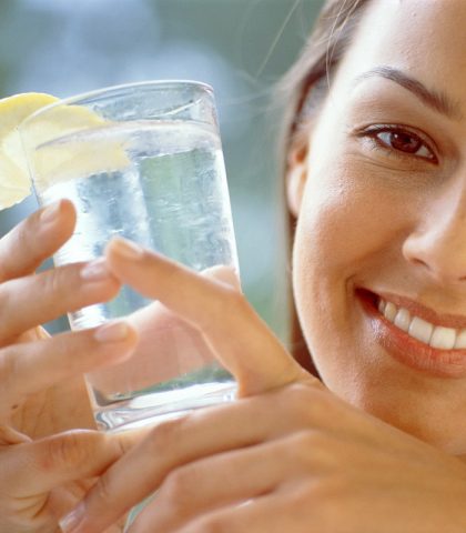<p>La cura dell’acqua e limone ti aiuta a<b> iniziare</b> la giornata con più carica. Gli acidi che contiene, infatti, innescano una serie di reazioni <b>biochimiche</b> che fanno fare il pieno di energia alle nostre cellule.</p><p>«L’organismo si rimette <b>in moto</b> con una reazione simile a quella che si ottiene bevendo un caffè» commenta l’esperta.</p>
