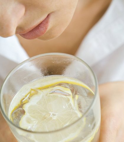 <p>Il limone è ricco di <b>acido citrico</b>, che stimola il lavoro dei reni, favorendo così l’eliminazione dei liquidi in eccesso. Quello che serve se vuoi sgonfiarti e ridurre la <b>cellulite</b>.</p><p>Allo stesso tempo, se la bevi tutti i giorni, hai anche meno probabilità di andare incontro a <b>calcoli</b> renali. Lo ha dimostrato uno studio condotto dagli Ospedali Riuniti di Bergamo in collaborazione con l’Istituto Mario Negri. Il merito è sempre dell’acido citrico che aiuta a sciogliere il <b>calcio</b> nelle urine.</p>