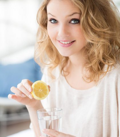 <p>Già dopo una settimana noterai la differenza: l’acqua e limone <b>illumina</b> il viso, grazie alla sua azione disintossicante. Ed è un toccasana se hai un eccesso di sebo e impurità, per il suo effetto <b>purificante</b> e astringente.</p><p>Ma questa bevanda è anche un ottimo cosmetico <b>anti age</b>, perché è ricca di antiossidanti che contrastano la formazione delle rughe, e di vitamina C che stimola la produzione di <b>collagene</b>, indispensabile per dare tonicità alla pelle.</p>