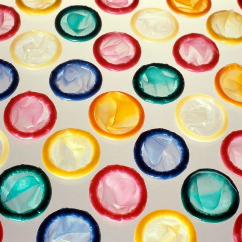 <p>Si, è l'unico vero metodo preventivo che esiste. “Oggi stiamo assistendo ad un calo della popolarità dei preservativi che invece vent'anni fa, con l'avvento di <b>HIV</b>, erano largamente utilizzati e avevano permesso di ridurre in maniera ponderale il <b>contagio</b> da <b>malattie veneree</b>”, afferma il presidente SiDeMast. Rispetto a 20 anni fa, in cambio, oggi un'alternativa al preservativo classico c'è, ovvero il <b>condom al femminile</b>, che “se correttamente applicato protegge dalle MST esattamente come quello maschile”, spiega Girolomoni. Unico consiglio, fare un po' di pratica su come si utilizza perché le prime volte può non essere semplicissimo. Un'altra novità che in un futuro potremmo vedere tra gli scaffali della farmacia è il <b>condom</b> che <b>cambia colore</b> se rileva la presenza di alcune <b>malattie sessualmente trasmissibili</b>. Il preservativo intelligente si chiama '<b>S.T.EYE'</b> ed è stato ideato da tre teenager inglesi della Isaac Newton Academy di Ilford nell’Essex (Uk). Entrando in contatto con determinati antigeni virali o batterici, il condom cambia colore: verde per la <b>Clamidia</b>, viola per il <b>Papillomavirus</b> (HPV), blu per la <b>Sifilide</b> e giallo per l’<b>Herpers virus</b>, tutti rigorosamente <b>fluorescenti</b> in modo tale da poter essere ben visibili anche al buio.</p>