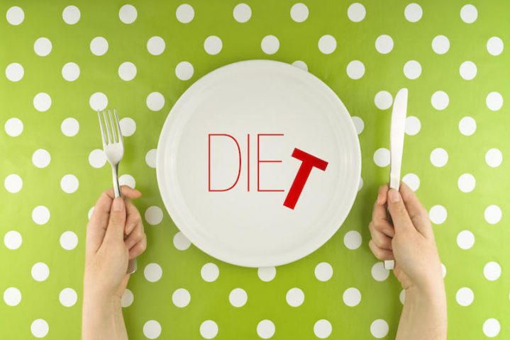 <p><b>Cinque pasti equilibrati al giorno</b></p><p>Uno dei modi quasi sicuri per bloccare il<b> metabolismo</b> è seguire una <b>dieta da fame</b>, saltando i pasti. Invece, <b>per dimagrire,</b> il <b>metabolismo</b> va mantenuto in attività e stimolato a dovere: quindi, la soluzione ideale è suddividere l'introito calorico giornaliero in<b> cinque pasti</b> tra loro equilibrati.</p><p>Prima colazione, <b><a href="https://www.donnamoderna.com/salute/detox/spuntini-intelligenti-snack-dietetici" target="_blank" rel="noopener noreferrer" data-mce-href="https://www.donnamoderna.com/salute/detox/spuntini-intelligenti-snack-dietetici">spuntino di metà mattina</a></b>, pranzo, merenda e cena. Ovviamente, il segreto sta nell'inserire adeguatamente tutti i nutrienti in ciascun pasto ma in<b> dosi differenti</b>. Per questo, l'aiuto di un <b>dietologo</b> può rappresentare la svolta: una <b>dieta personalizzata </b>secondo esigenze e abitudini è il modo migliore per <b>perdere i chili di troppo </b>e non riprenderli più.</p>