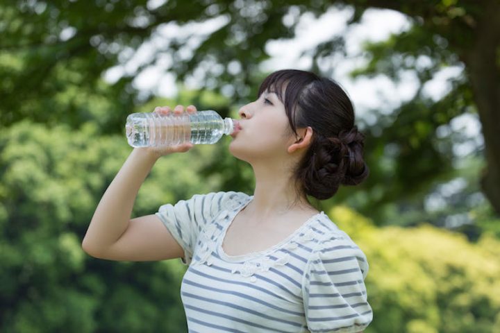 <p><b>Bere stimola il metabolismo</b></p><p>Durante una <b>dieta dimagrante</b>, ma non solo, è consigliabile <b><a href="https://www.donnamoderna.com/salute/benefici-acqua-salute-benessere" target="_blank">bere più acqua</a> </b>per favorire i processi di depurazione e drenaggio dei <b>liquidi in eccesso</b>, nonché l'ottimale funzionamento dell'<b>intestino</b>.</p><p>Ma b<b>ere acqua</b> aiuterebbe anche il <b>metabolismo</b> a lavorare più efficacemente, stimolandolo. Il segreto starebbe nella <b>termogenesi </b>(produzione di calore con maggior consumo di calorie) indotta dall'introduzione di acqua nell'organismo. Quindi, il consiglio è sempre<b> bere più acqua</b> (le donne tendono a idratarsi in modo insufficiente), a<b> piccoli sorsi </b>e spesso.</p>