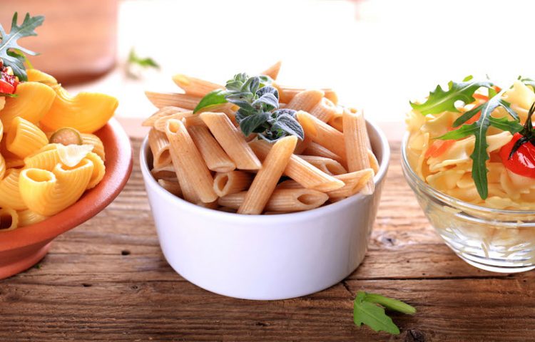 <p><b>Cereali sì, ma integrali</b></p><p>Diffidate delle diete che eliminano completamente i <b>carboidrat</b>i, poiché il risultato di questi<b> regimi drastici </b>è sì una<b> perdita di peso rapida</b> ma, una volta terminata la <b>dieta iperproteica</b>, si riprendono tutti i chili persi se non di più.</p><p>Inoltre, eliminare i carboidrati toglie energia e porta a essere di<b> pessimo umore</b> (diminuisce la produzione di <b>serotonina</b>). Quindi, anche se si vuol <b>perdere peso</b>, i carboidrati devono sempre far parte del <b>menu quotidiano</b>: pane, pasta, cereali,<b> frutta</b>. Il segreto sta nel sostituire i <b>cereali raffinati</b> (pane, pasta, farine bianche) con i corrispettivi semi-integrali o <b>integrali</b>.</p><p>In questo modo, <b><a href="https://www.donnamoderna.com/salute/fibre-alimentazione/alimenti-con-piu-fibre" target="_blank">si assumono più fibre</a> </b>(e anche più vitamine e minerali), che contribuiscono a garantire un prolungato <b>senso di sazietà</b>, a far lavorare meglio l'<b>intestino </b>e a controllare sia la<b> glicemia</b> sia il <b>colesterolo LDL</b>.</p>