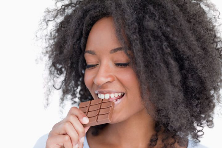 <p><b>Il cioccolato fondente aiuta la dieta</b></p><p>Un piacevolissimo <b>aiuto alla dieta</b> arriva da un cibo molto goloso (e anche sano): il <b><a href="https://www.donnamoderna.com/salute/cioccolato-fondente-dimagrire-benefici" target="_blank">cioccolato extra-fondente</a></b> (con percentuale di cacao non inferiore all'<b>80%)</b>. Infatti, secondo una recente studio tedesco, aggiungere circa <b>20 grammi </b>di cioccolato nero a una dieta ipocalorica, aumenta la <b>perdita di peso</b> del 10%.</p><p>Il <b>segreto snellente </b>del cioccolato extra-fondente ha origine nel particolare <b>mix di antiossidanti </b>(polifenoli) con un ruolo rilevante dell'<b>epicatechina</b>. Senza contare l'<b>azione euforizzante</b> e stabilizzatrice sull'umore, anche grazie al contenuto di<b> magnesio</b>.</p>