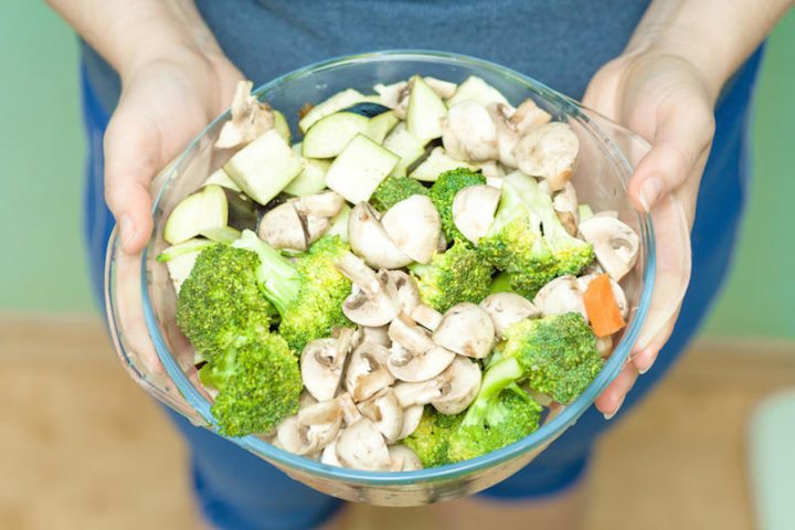 <p><b>Fibre per assorbire meno zuccheri e grassi</b></p><p>Se desideri <b>perdere peso</b> in modo efficace e sano, non dimenticare mai di <b>aggiungere la verdura </b>a pranzo e cena. Che sia <b>cotta </b>(in modo leggero, al vapore o alla griglia) oppure<b> cruda</b>, la verdura ti permette di fare il <b>pieno di fibre </b>(oltre che di vitamine e minerali).</p><p>Quest'ultime svolgono un'importante azione sia per la<b> salute </b>sia per la <b>perdita di peso</b>: controllano e riducono le <b>impennate di insulina</b> (stabilizzando i livelli di<b> glicemia </b>e diminuendo l'assorbimento di zuccheri) e aiutano anche ad assorbire<b> meno grassi </b>(con effetto positivo sui livelli di colesterolo nel sangue).</p><p>Infine, consumare <b>sughi a base di verdura </b>(senza soffritti) o contorni abbondanti di ortaggi al vapore, aumenta il senso di sazietà evitando gli <b><a href="https://www.donnamoderna.com/salute/fame-nervosa" target="_blank">attacchi di fame nervosa</a></b>.</p>