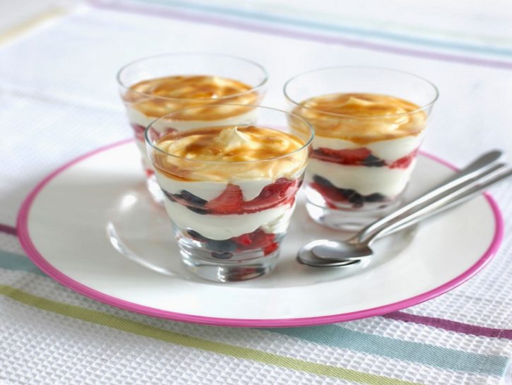 <p>I <b>benefici</b> dello yogurt greco derivano proprio da quest’ulteriore step di filtrazione, determinante nella variazione dei <b>valori nutrizionali</b> del prodotto. Il lattosio è uno zucchero, ed il fatto che sia contenuto in minor quantità nello yogurt greco (circa la metà rispetto allo yogurt normale) lo rende un alimento ideale nelle <b>diete ipocaloriche</b>. La sua consistenza, densa e cremosa, lo fa assomigliare ad un <b>dessert</b> reso ancor più goloso da un paio di <b>amarene</b>, o da una manciata di <b>frutti rossi</b> e cereali. Adatto a chi non resiste a chiudere un pasto con qualcosa di dolce ed è sempre pronto a cedere ad un piccolo <b>peccato di gola</b>.</p>