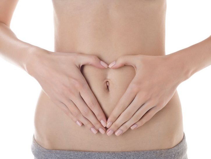 <p>Come tutti gli yogurt che si rispettino, anche quello greco migliora la <b>funzionalità intestinale</b> favorendo la <b>peristalsi</b> e la <b>regolarità</b>. I <b><a href="https://www.donnamoderna.com/salute/wellness/guida-fermenti-lattici-probiotici" target="_self" data-mce-href="https://www.donnamoderna.com/salute/wellness/guida-fermenti-lattici-probiotici">fermenti lattici</a></b> in esso contenuti infatti, integrano la<b> flora batterica</b> che si trova nell’intestino ristabilendo il giusto <b>equilibrio</b>. Svariati sono i benefici: eliminazione del fastidioso gonfiore addominale, diminuzione dei tempi di <b>digestione</b>, minor tempo di contatto tra la parete intestinale e le sostanze nocive assunte con i cibi, sintesi di biotina e <b>vitamina K</b> importanti per la <b>coagulazione</b> e per le ossa nonché il potenziamento del <b>metabolismo degli zuccheri</b>.</p>