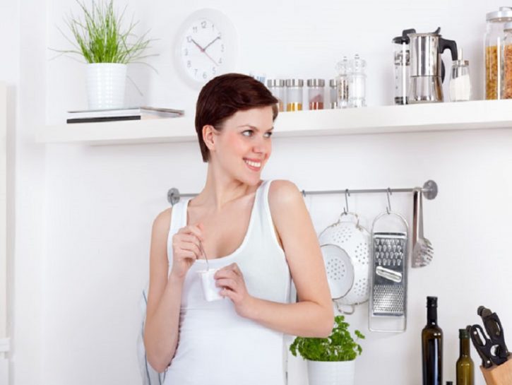 <p>Con ben <b>6,4 grammi</b> di <b>proteine</b> per 100 grammi di alimento possiede un notevole potere saziante. I filtraggi infatti eliminano i liquidi e concentrano le proteine, che hanno effetti plastici su pelle e muscolatura ed attivano il <b>metabolismo</b> affinché tutto l’organismo possa beneficiarne. Ogni vasetto di yogurt greco contiene circa un terzo della dose giornaliera di proteine raccomandata dai <b>LARN</b>. Se avete paura delle calorie, scegliete la <b>versione magra</b> dello yogurt greco. Tuttavia è bene ricordare che i lipidi non vanno completamente eliminati in una dieta sana e bilanciata, ma semplicemente selezionati preferendo quelli derivati da latte pesce e fonti vegetali.</p>