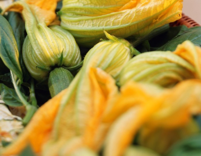 Pizza con fiori di zucca e alici | Donna Moderna