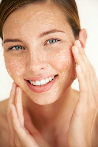 <p>Lo strato di spessore che si crea tra <b>crema, make up e inquinamento</b> ostruisce i pori e non fa respirare la pelle. Ecco perché, almeno una volta alla settimana, è necessario un gommage contro lo ”<b>stress metropolitano</b>”: questo significa anche prevenire le macchie cutanee, il colorito spento, grigio e disomogeneo, la perdita di compattezza della pelle e, come già detto, rallentare il tanto temuto processo di invecchiamento.</p>