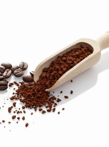 <p>Per il corpo possiamo utilizzare un prodotto che consumiamo tutti i giorni ma a cui non pensiamo mai come prodotto di bellezza:<b> il caffè</b>. Impariamo a<b> riciclare i fondi della caffettiera per farne uno scrub</b>: un <b>esfoliante naturale e davvero energizzante</b> che, con un po’ di delicatezza, si può utilizzare anche per il viso perché ha anche <b>proprietà tonificanti</b>.</p><p>Ecco <b>come fare</b>: fai asciugare perfettamente i fondi di caffè. Quando sono asciutti, versa <b>4 cucchiai della polvere ottenuta in una ciotola aggiungendo una pari quantità di olio</b> (puoi scegliere il tipo che preferisci ma anche quello da cucina) mescola continuamente con un cucchiaio di legno e fermati solo quando hai ottenuto un composto fluido. Sotto la doccia<b> massaggia tutto il corpo</b> con movimenti circolari: vedrai che risultati!</p>