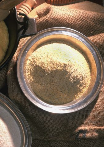 <p>Un <b>esfoliante eccellente</b> per tutti i tipi di pelle, anche per quella maschile (stiamo parlando del corpo naturalmente) vede protagonista la <b>farina di mais</b>, si, quella che utilizziamo per fare la polenta. Mescola <b>3 cucchiai di farina di mais, 3 cucchiai di olio d'oliva o di mandorle</b> (oppure quello che preferite e che trovate tranquillamente in qualsiasi erboristeria) e <b>2 cucchiai di miele</b>. Amalgama il tutto e poi massaggia il composto sulla pelle umida, muovendo le dita in modo circolare.</p>