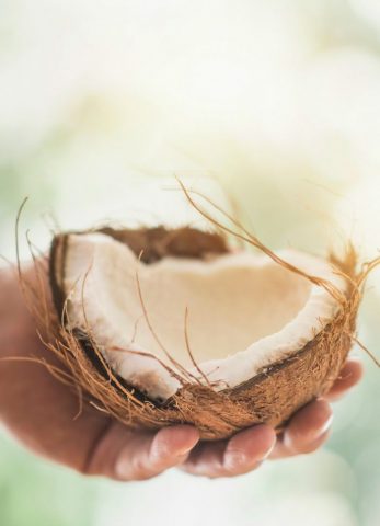 <p>Le <b>virtù del cocco</b> sono molteplici, a partire da un'azione <b>tonificante, rigenerante, idratante e antiossidante</b>. Non solo. La <b>farina di cocco</b>, così come l'<b>olio di cocco</b> sono fortissimi <b>antibatterici</b>. Questo composto (aggiungendo semplicemente più farina e rendendolo più denso), oltre che un buonissimo <b>scrub</b>, può essere utilizzato anche come <b>maschera</b> lasciandolo in posa per circa 20 minuti e risciacquando con acqua tiepida: <b>pelle più morbida, rimpolpata, luminosa e super idratata</b>. A qualsiasi età.</p>