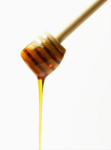 <p>Un ottimo ingrediente da utilizzare per uno <b>scrub fai da te</b> è senza dubbio <b>il miele</b> che va ad <b>addolcire tutti gli altri ingredienti del composto</b>. Come questo a base di bicarbonato che insieme al latte è un ottimo alleato per l'idratazione e il nutrimento della nostra pelle. In una ciotola unisci <b>3 cucchiai di bicarbonato</b>,<b> uno di yogurt</b> (dalle proprietà antibatteriche) e amalgama tutto aggiungendo <b>qualche goccia di limone</b> e <b>2 cucchiai di miele</b>.</p><p>Il tuo viso apparirà immediatamente più luminoso, morbido e sentirai la pelle liscia e rimpolpata.</p><p>Ora non ti resta che scegliere l'ingrediente che fa al caso tuo!</p>
