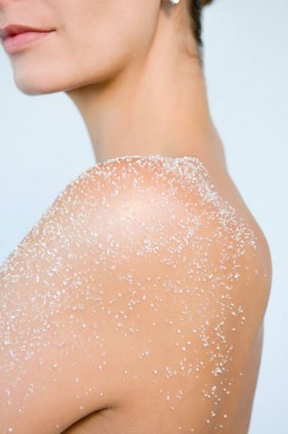 <p>Sogni una <b>pelle ‘nuova’</b>, <b>morbida, rinnovata, elastica e più luminosa</b>? Non è un miraggio ma il risultato di una buona abitudine: lo<b> scrub</b>. O, per dirla con parole semplici, l’<b>esfoliante</b>. Inoltre con l’esfoliazione non solo si<b> eliminano le cellule morte</b> in superficie, ma garantiamo ai prodotti applicati successivamente un maggiore successo: con la pelle pulita questi penetrano più in profondità e i <b>benefici sono più duraturi</b>.</p><p>Ma attenzione: non tutti gli esfolianti sono adatti alla nostra pelle. Ma, sopratutto, quelli che utilizziamo per il <b>corpo</b>, in nessun modo devono essere adoperati per la pelle delicata del <b>viso</b>.</p><p>Se per il corpo possiamo affidarci infatti a <b>'granelli' di qualsiasi dimensione</b>, per il viso dobbiamo invece contare solo su quelli più <b>fini e piccoli</b> per far si che la pelle non venga aggredita e non subisca micro lesioni. Più i granelli saranno piccoli più infatti delicato risulterà lo scrub.</p><p>Questo è un piccolo<b> suggerimento</b> se, anziché affidarti a prodotti già in commercio, vuoi provare a realizzare da te un ottimo esfoliante tra le mura domestiche.</p><p>Continua a sfogliare la gallery e <b>scopri quale 'ricetta' fa al caso tuo</b>.</p>