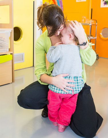 <p> Il <b>distacco</b> tra <b>mamma e bambino</b> per iniziare l'avventura del <a href="https://www.donnamoderna.com/mamme/back-to-school/primo-giorno-scuola-ansia-mamma/photo/primo-giorno-asilo-nido#dm2013-su-titolo" target="_self"><b>nido</b></a> rappresenta sempre un momento delicato e di grossi pensieri da parte dei genitori che si chiedono come starà il proprio piccolo e se hanno fatto la scelta giusta. Purtroppo, per chi non ha l'aiuto dei <a href="https://www.donnamoderna.com/mamme/posso-aiutarti-mamma/mamme-lavoro-cosa-puo-essere-aiuto/photo/I-nonni-il-pilastro-per-una-famiglia-su-due" target="_self"><b>nonni</b></a>, è una scelta obbligata quando bisogna tornare a <b>lavoro</b> dopo la <a href="https://www.donnamoderna.com/mamme/posso-aiutarti-mamma/mamme-lavoro-cosa-puo-essere-aiuto/photo/Congedi-parentali-o-flessibilita#dm2013-su-titolo" target="_self"><b>maternità</b>.</a><br />Il <b>consiglio</b> è quello di temporeggiare e protrarre il più a lungo possibile la scelta di inserire un bambino al nido perché può essere vissuto come un trauma. Si pensa che l'età migliore sia quella <b>dopo l'anno</b> di vita. Infatti i mesi precedenti l'atteggiamento dei bambini è di <b>diffidenza</b> verso le persone che non si conoscono, giocano da soli e sentono ancora la <b><a href="https://www.donnamoderna.com/tag/paura" target="_self">paura</a> dell'abbandono</b>. I bambini nascono con questa paura che si dissolve gradualmente a partire dal decimo mese di vita. Ecco perché lasciare prima un bambino può essere destabilizzante.</p><p>È necessario<b> inserire i bambini </b>in modo molto graduale, perché devono vivere l'ambiente del <b>nido</b> insieme alla mamma o al papà (evita di far fare l'inserimento a nonni o baby sitter!). Il tutto deve essere il più naturale possibile quindi parla al tuo cucciolo rassicurandolo, ascolta il suo <b>pianto</b> e non forzarlo a giocare con le maestre o gli altri bambini. Quando vai via non farlo assolutamente di nascosto ma spiegagli tutto, anche se pensi che sia troppo piccolo per capire. Se non lo saluti al momento del distacco potrebbe vivere questo gesto come un <b>abbandono</b>.</p><p> Ecco cosa devi ricordarti:<br /> - <b>Il tuo bambino è unico</b>: reazioni, tempi e aspettative cambiano da bambino a bambino. <br /> - <b>Domanda e rispondi</b>: qualsiasi domanda il bambino ti faccia sul nido, rispondi sempre in modo semplice.<br />- <b>Programma una visita</b>: fai un giro all'asilo insieme al tuo bambino ancor prima dell'inserimento. Mentre passeggiate per il nido raccontagli e spiegagli cosa farà nella sala da pranzo, nel bagno, nella stanza della nanna. Una volta tornati a casa inventa delle storie dove i protagonisti vivono le loro avventure in un nido.</p><p> Ecco invece i consigli sulla <b>scelta del nido</b>:<br /> - <b>Igiene e pulizia</b>: chiedi se la persona che fa le pulizie è del nido o una persona esterna e quante ore al giorno lavori. <br /> - <b>Preparazione dei pasti</b>: informati se la cucina è interna e se il menù può essere adattato alle tue esigenze. <br />- <b>Progetto didattico</b>: fetti consegnare il progetto didattico e il dettaglio di come si svolgerà la giornata al nido.</p>